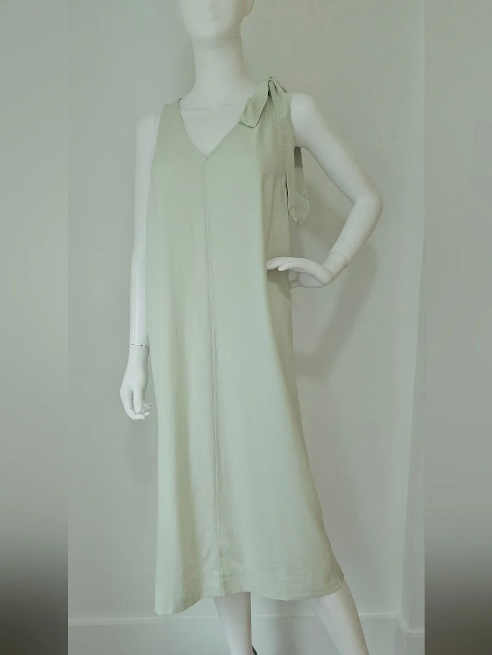FREE ASSEMBLY Women's Sleeveless Lt Sage  V-Neck Tie-Shoulder Midi Dress. Sz M